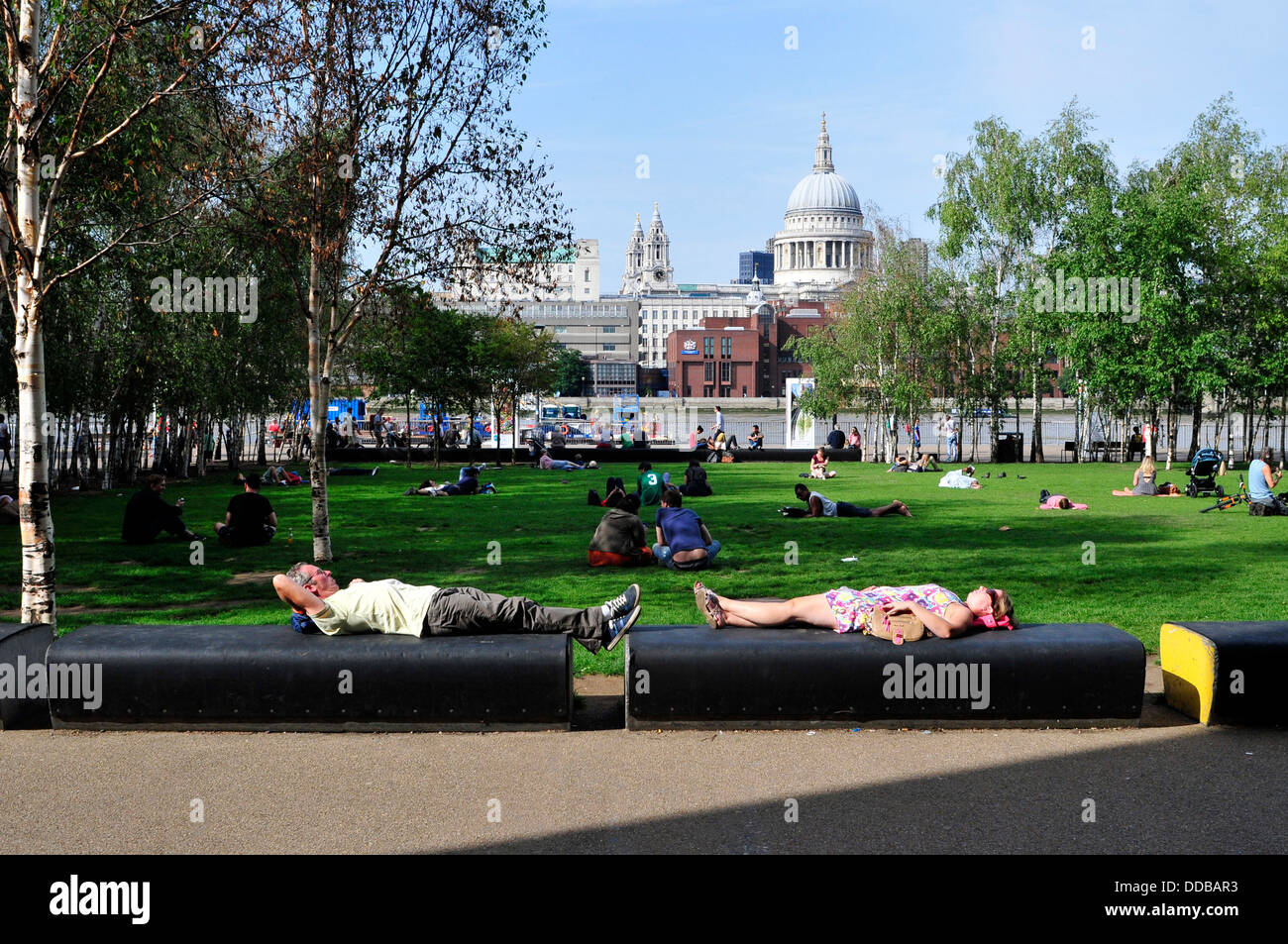 Un paio di relax al di fuori della Tate Modern di Londra, Regno Unito Foto Stock