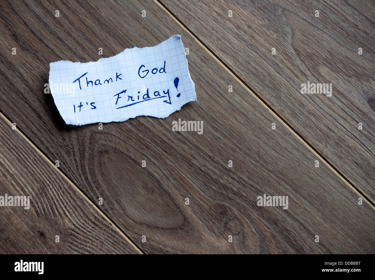 Venerdì,messaggio scritto sul pezzo di carta su un sfondo di legno. Spazio per il testo. Foto Stock