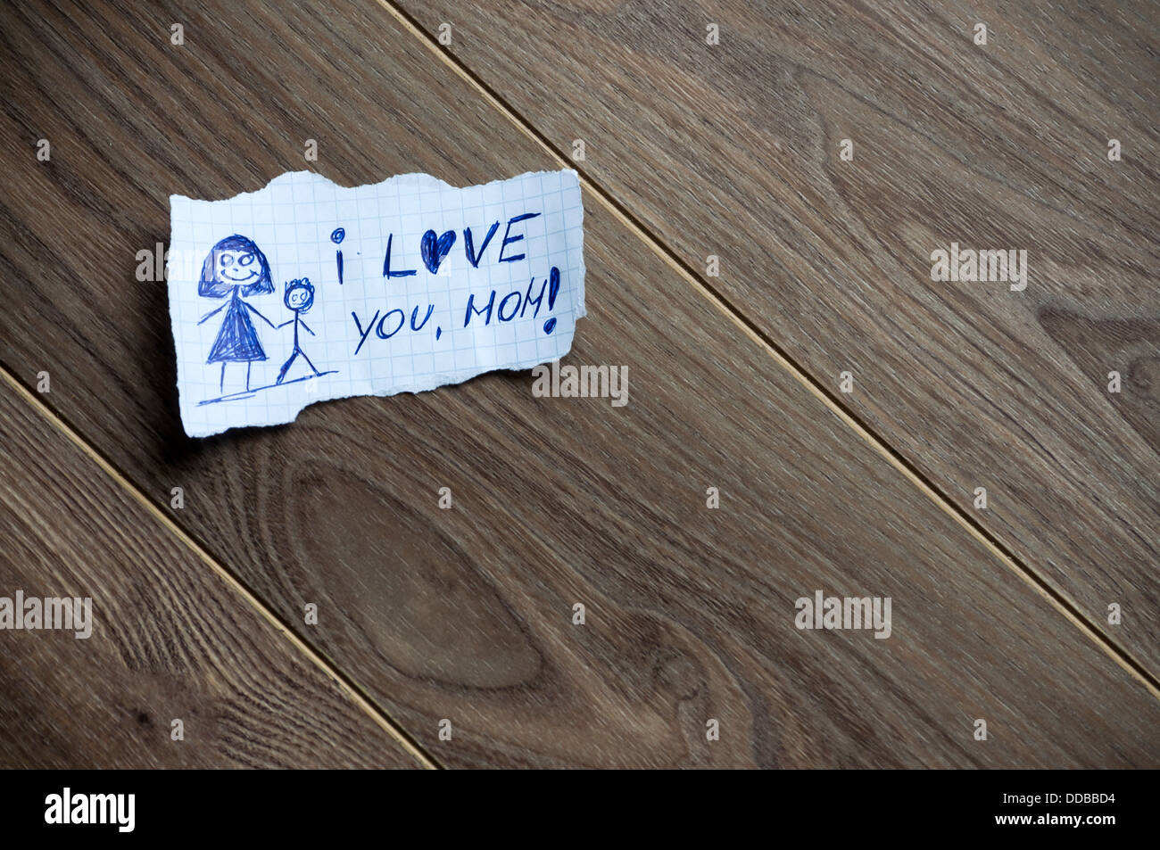 Ti amo, Mom, scritto sul pezzo di carta su un sfondo di legno. Spazio per il testo. Foto Stock