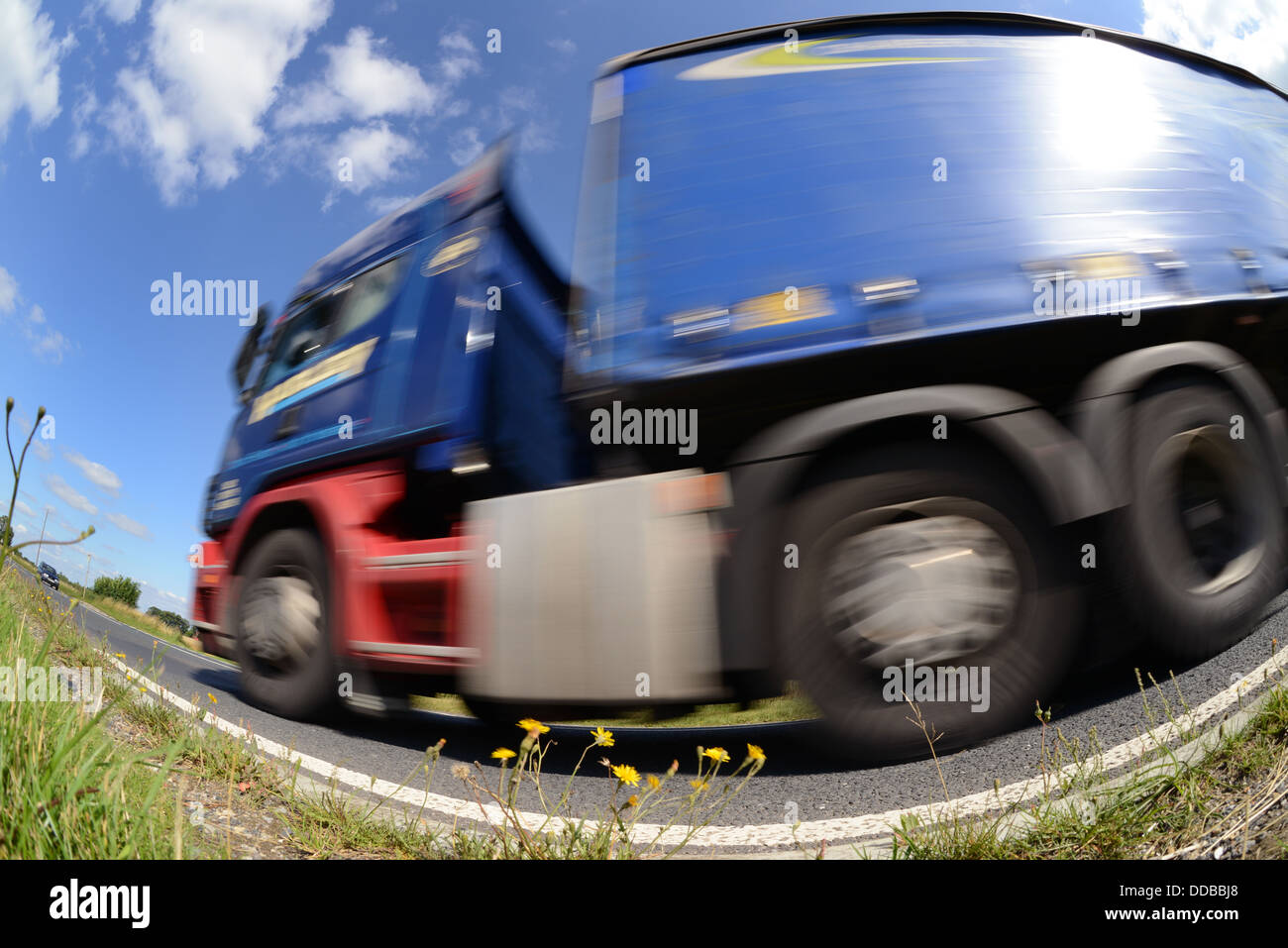 Autocarro angolo visuale di camion che viaggiano lungo la strada di campagna vicino a Leeds Yorkshire Regno Unito Foto Stock