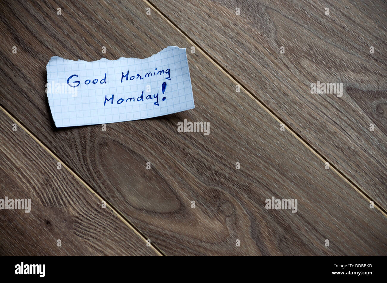 Lunedì,messaggio scritto sul pezzo di carta su un sfondo di legno. Spazio per il testo. Foto Stock