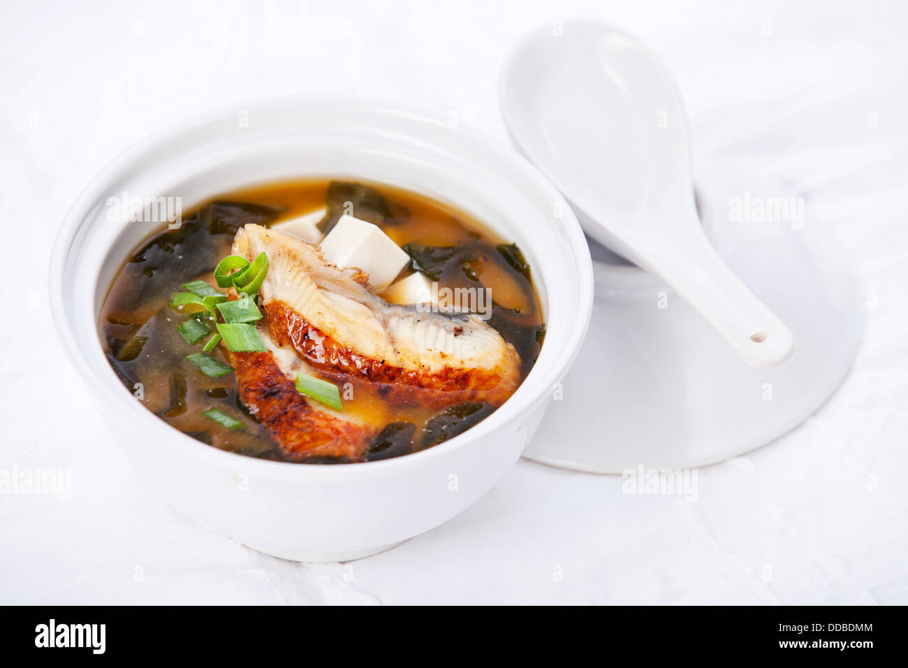 Zuppa di miso con tofu, alghe e anguilla giapponese Foto Stock
