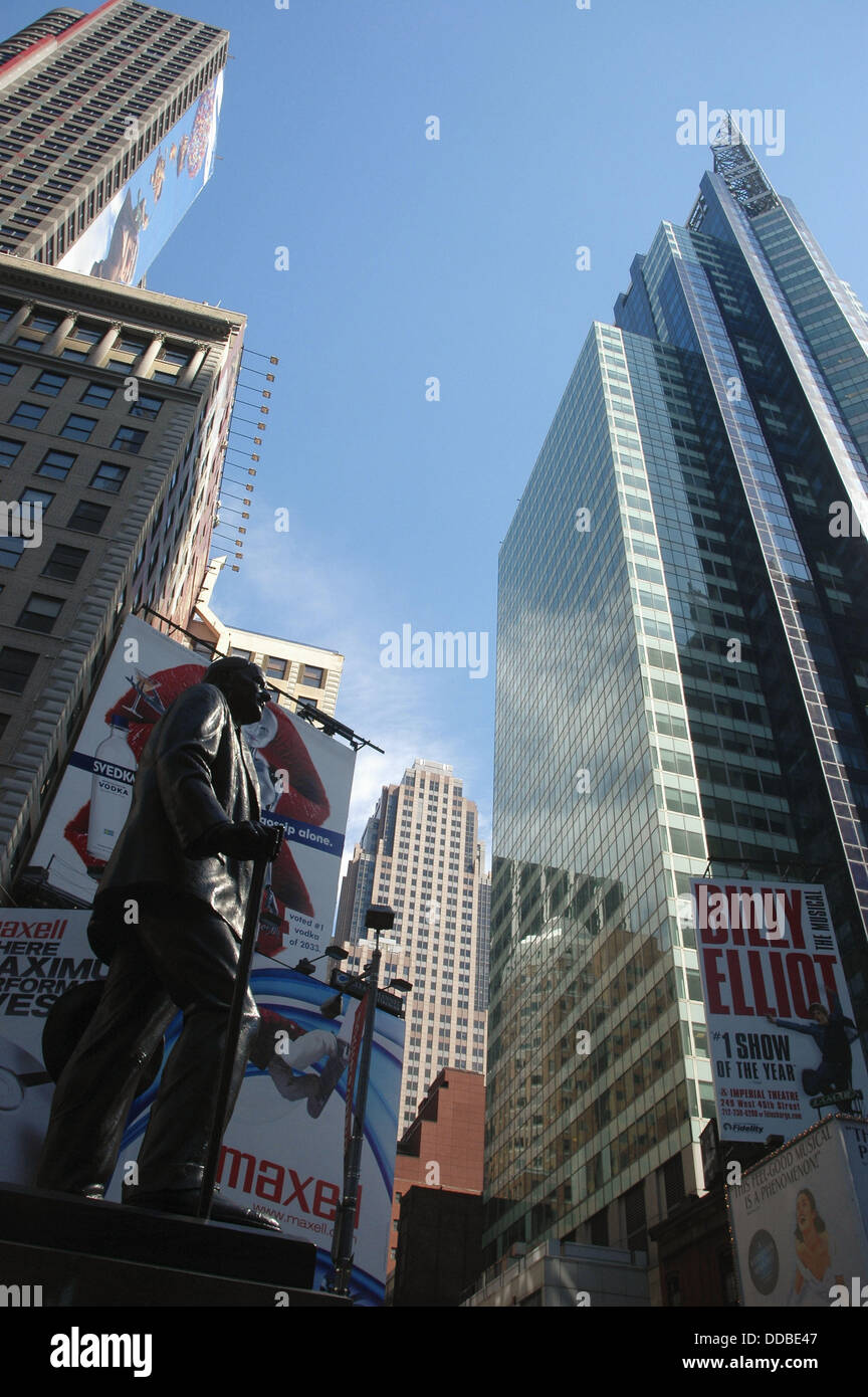La città di New York (USA): grattacieli, annunci e George M. Cohan della statua in Times Square Foto Stock