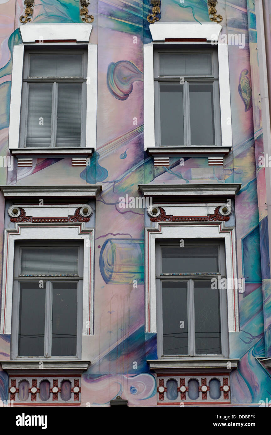 Facciata di un edificio in Vienna dipinte in colori decorativi Foto Stock