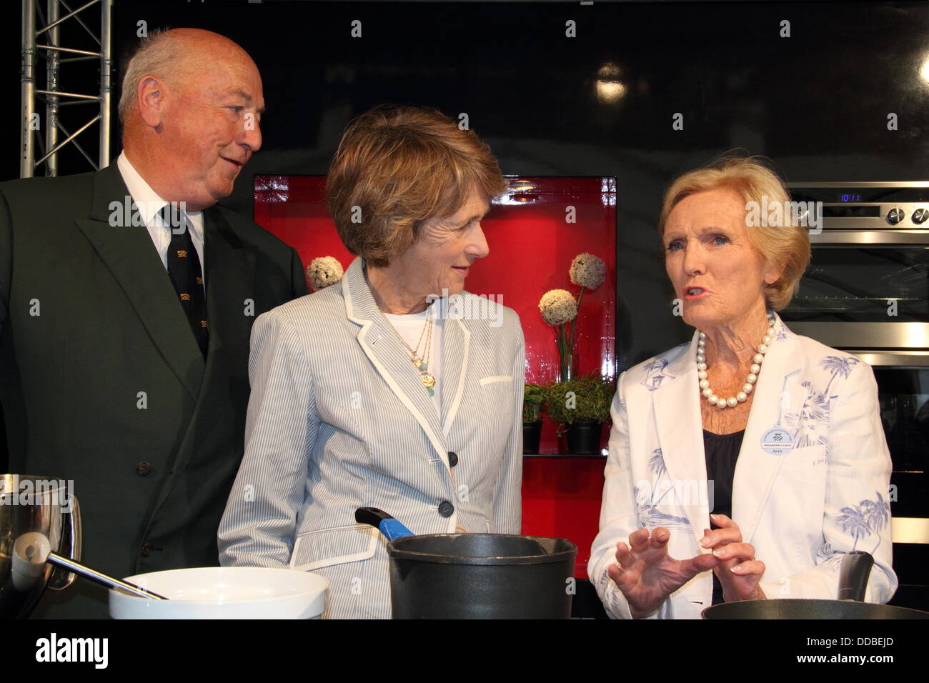 TV cook, Maria Berry (r) con il Duca e la Duchessa di Devonshire nel teatro di cucina, Chatsworth Country Fair, Derbyshire, Regno Unito Foto Stock