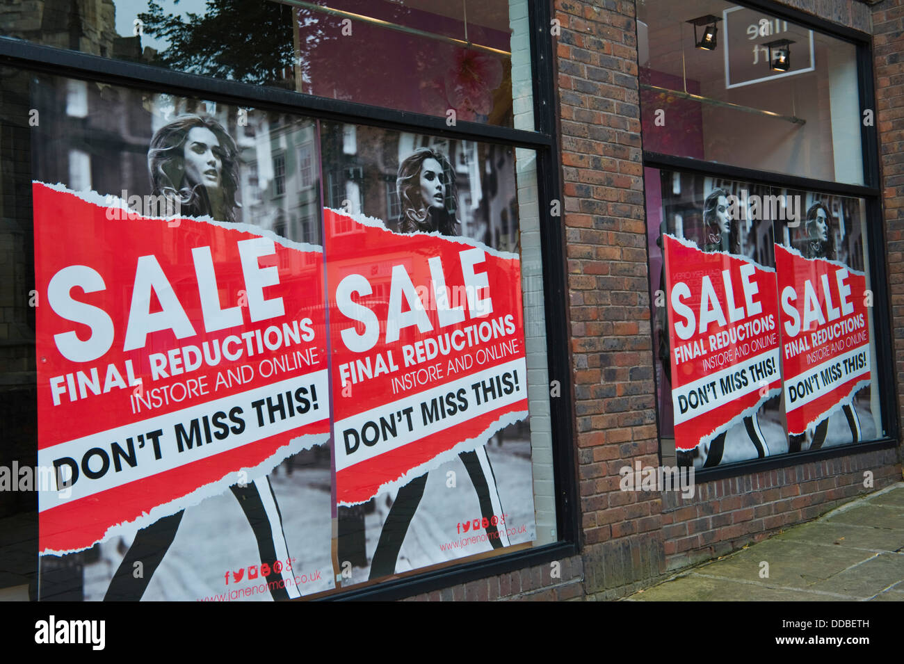 Riduzione finale di vendita a Jane Norman negozio nel centro della città di York North Yorkshire England Regno Unito Foto Stock
