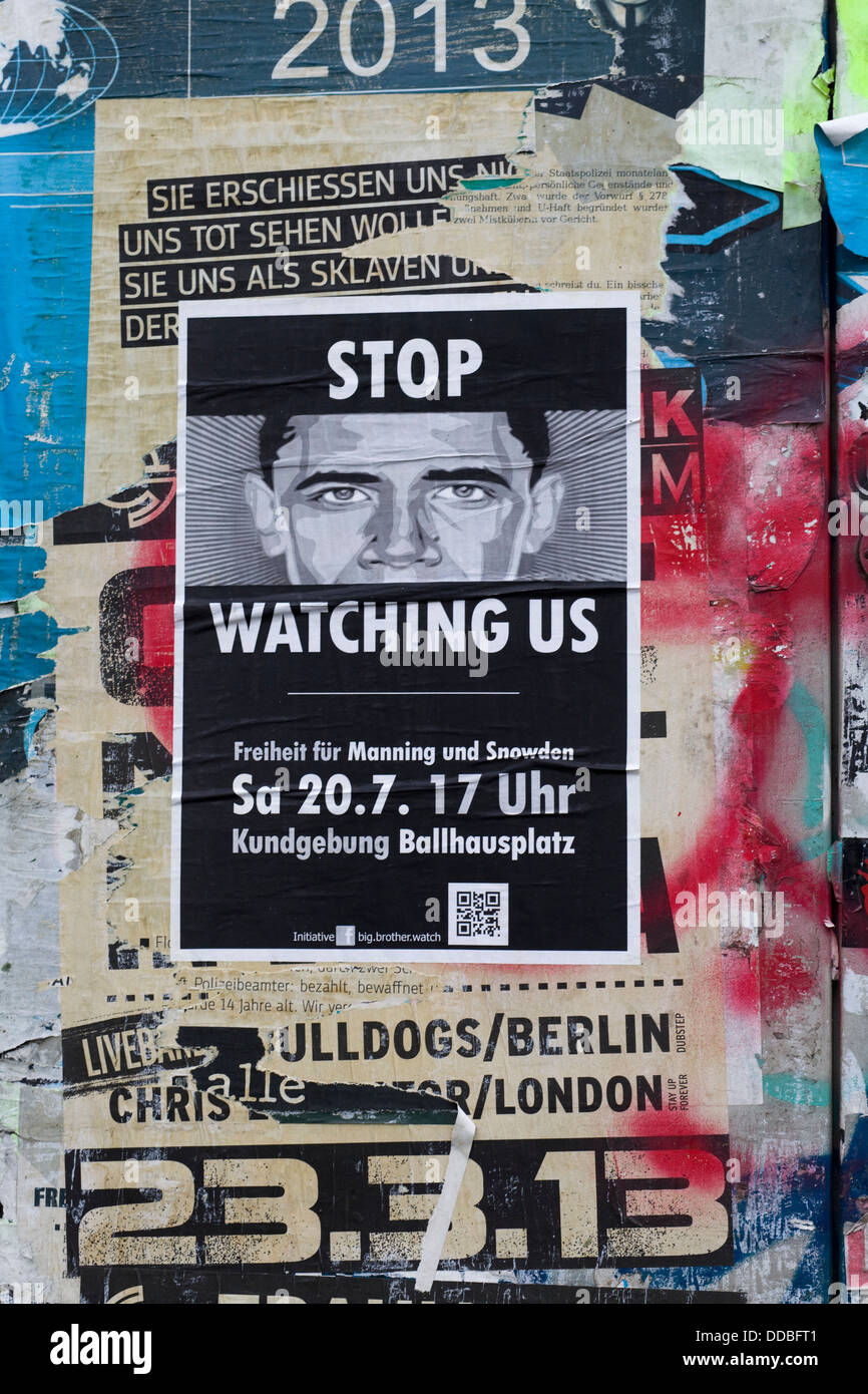 'Stop guardare noi' Freiheit für Snowden und Manning poster in Vienna Foto Stock