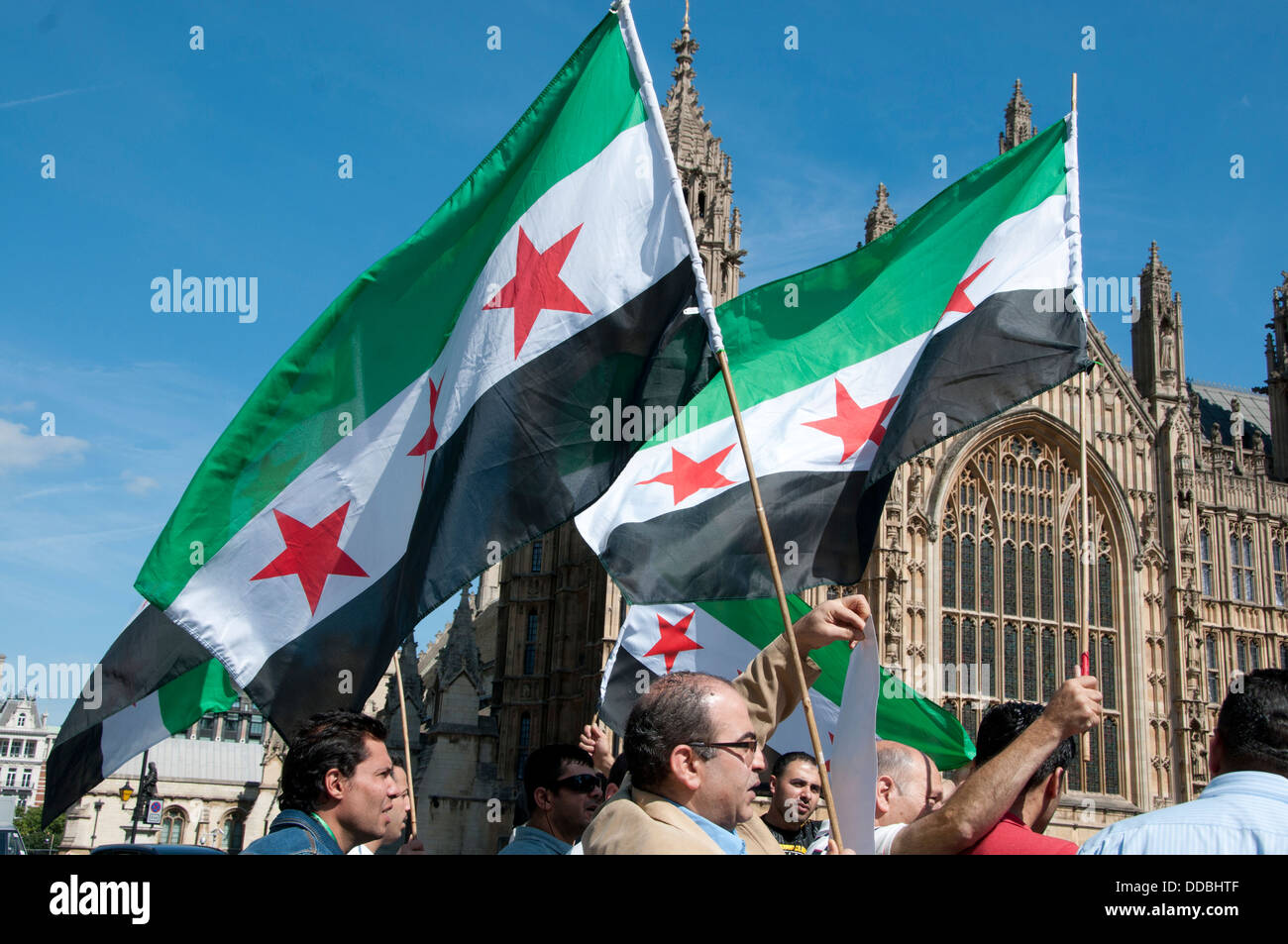I membri della comunità siriana dimostrare al di fuori della sede del Parlamento chiedono intervento , alla vigilia del voto Foto Stock