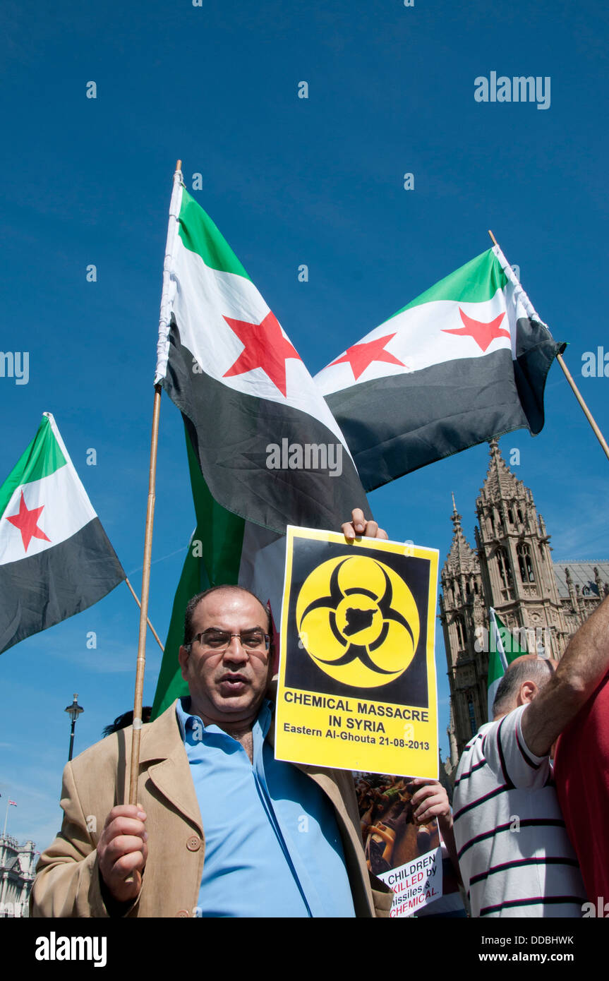 I membri della comunità siriana dimostrare al di fuori della sede del Parlamento chiedono intervento , alla vigilia del voto Foto Stock
