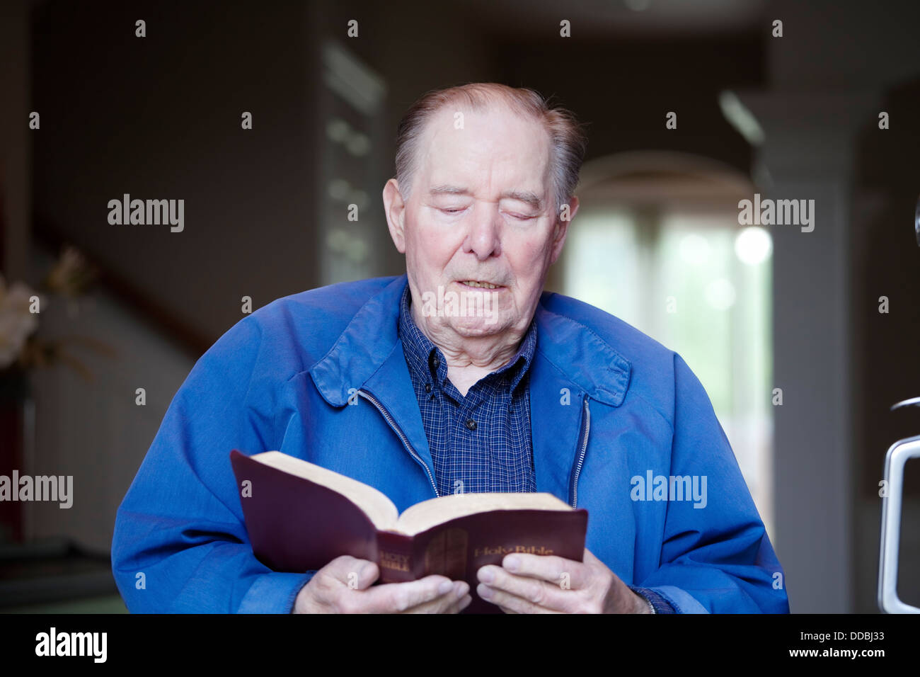 Anziani di 90 anni di vecchio uomo della lettura della Bibbia Foto Stock