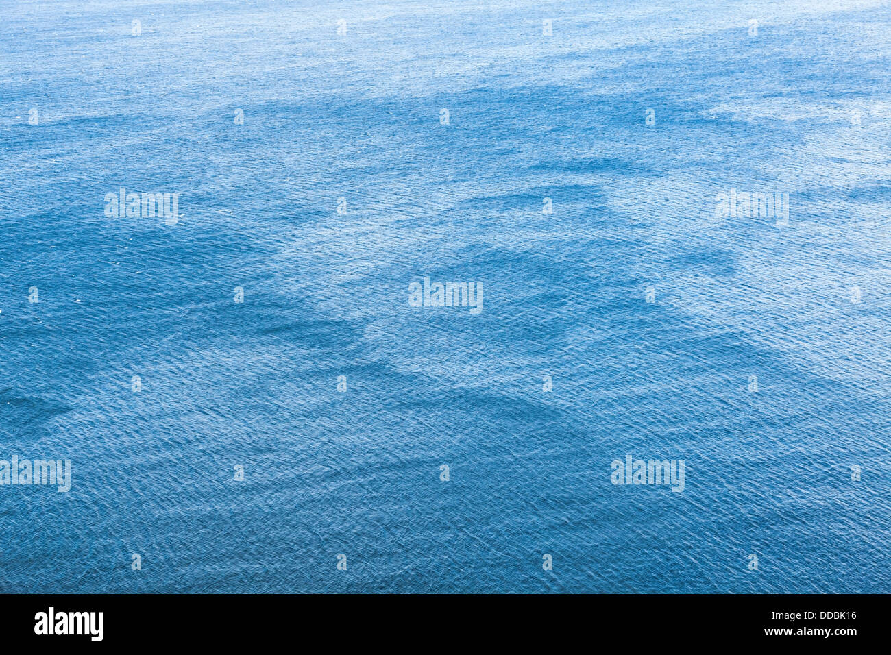 Piccola scala blu del mare Adriatico acqua texture di sfondo Foto Stock