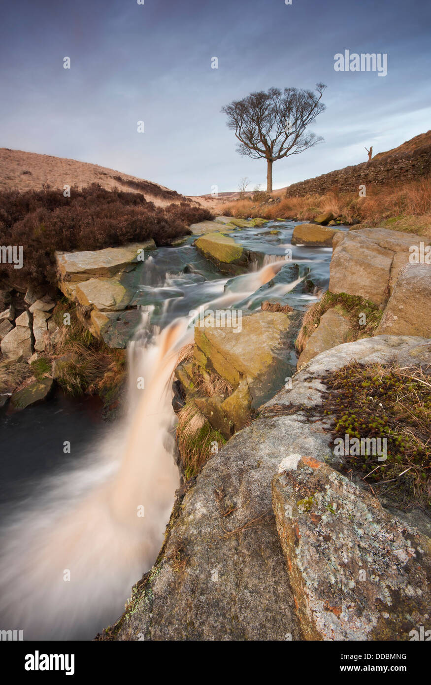 Una bella cascata dello Yorkshire situato sul telecomando moorland sopra Hebden Bridge in Calderdale. Foto Stock