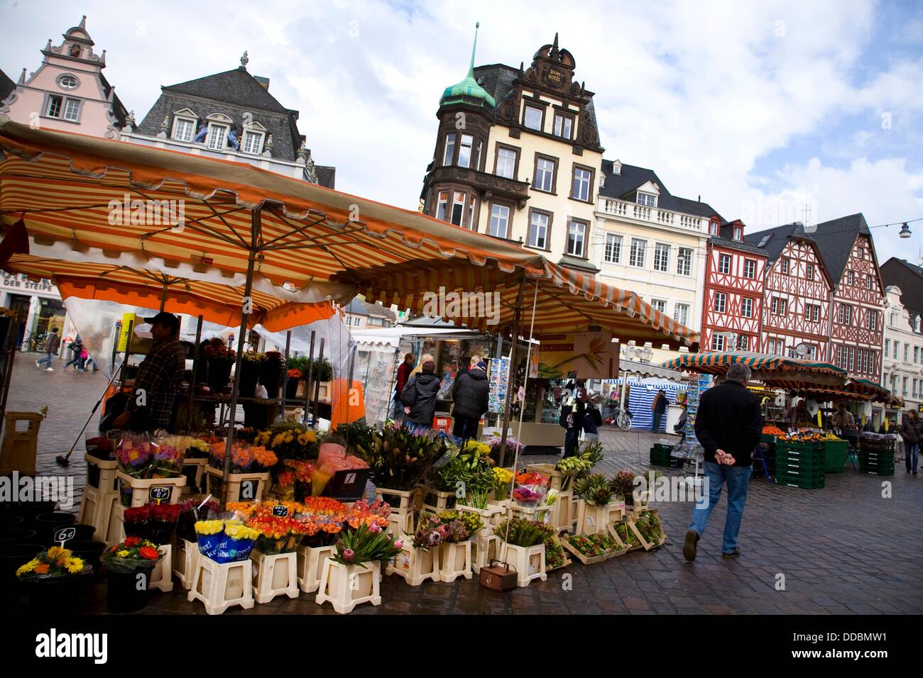 Pressione di stallo di fiori nella piazza del mercato di Treviri. Valle di Mosel. Germania Foto Stock