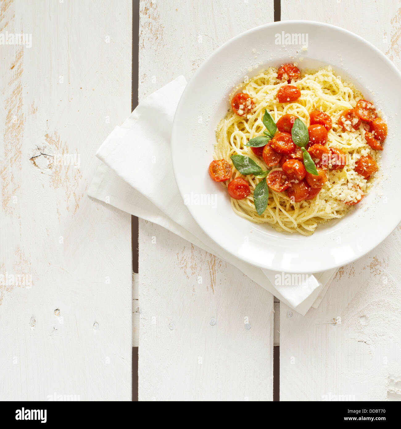 Spaghetti con salsa di pomodoro in bianco sullo sfondo di legno Foto Stock