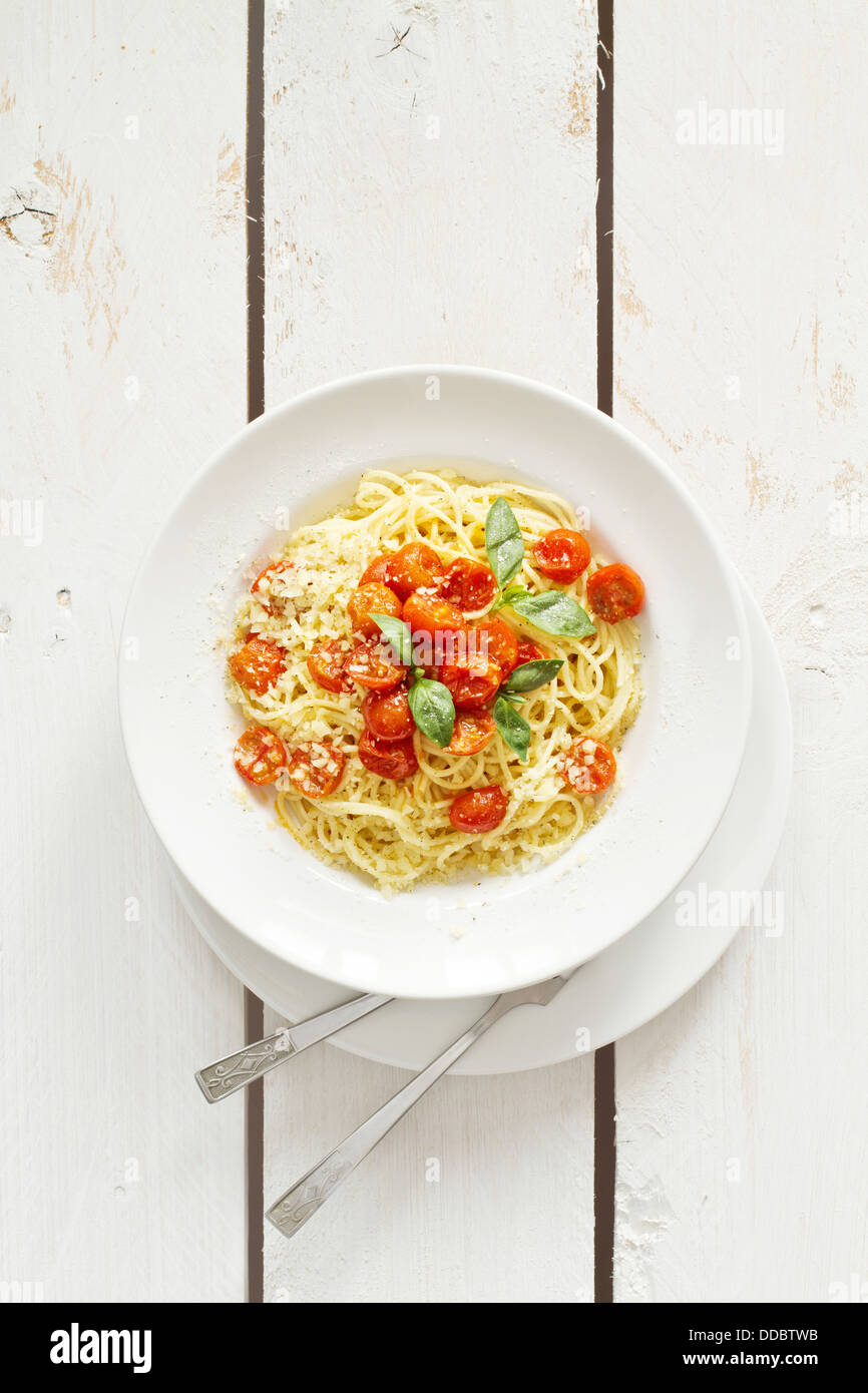 Spaghetti con salsa di pomodoro in bianco sullo sfondo di legno Foto Stock