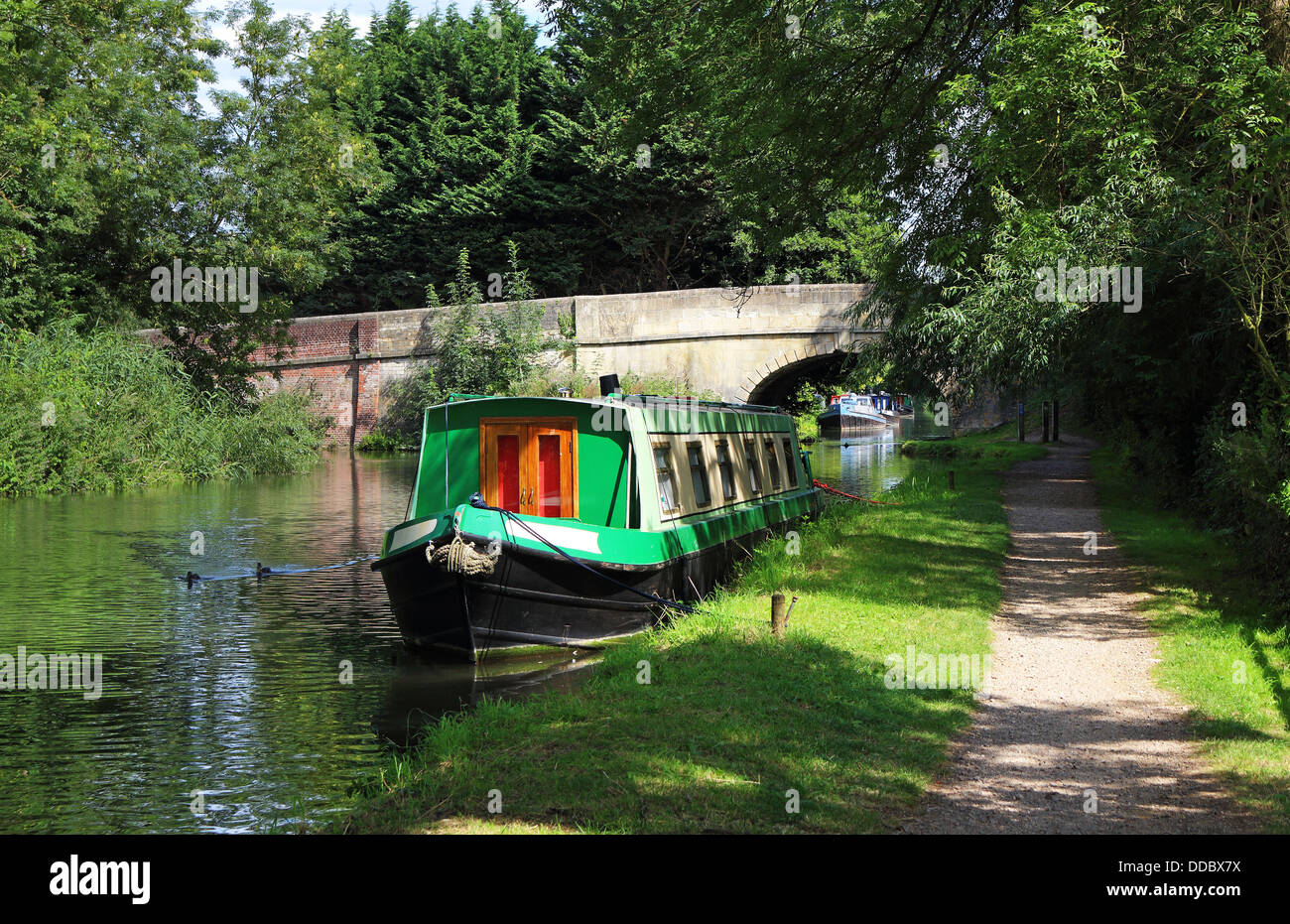 Narrowboats ormeggiato sul Kennet and Avon Canal nel West Berkshire Foto Stock