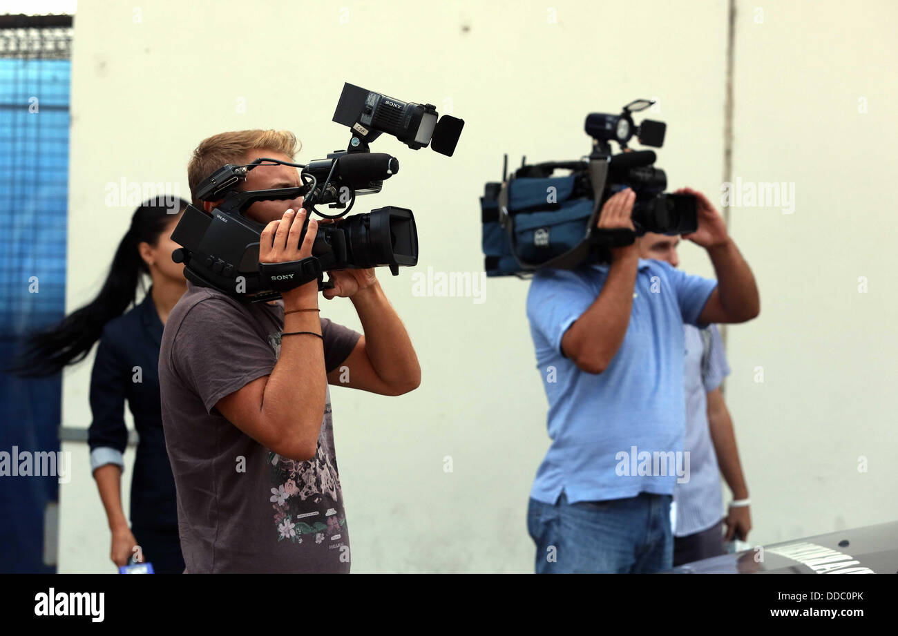 Bucarest, Romania. Mercoledì 28 Agosto 2013 Nella foto: romeno media film Swansea City's arrivo all aeroporto di Bucarest. Re: Swansea City FC arrivare alla Romania per una conferenza stampa e una sessione di training, un giorno prima della loro UEFA Europa League, play off round, seconda gamba, contro Petrolul Ploiesti in Romania. © D Legakis/Alamy Live News Foto Stock