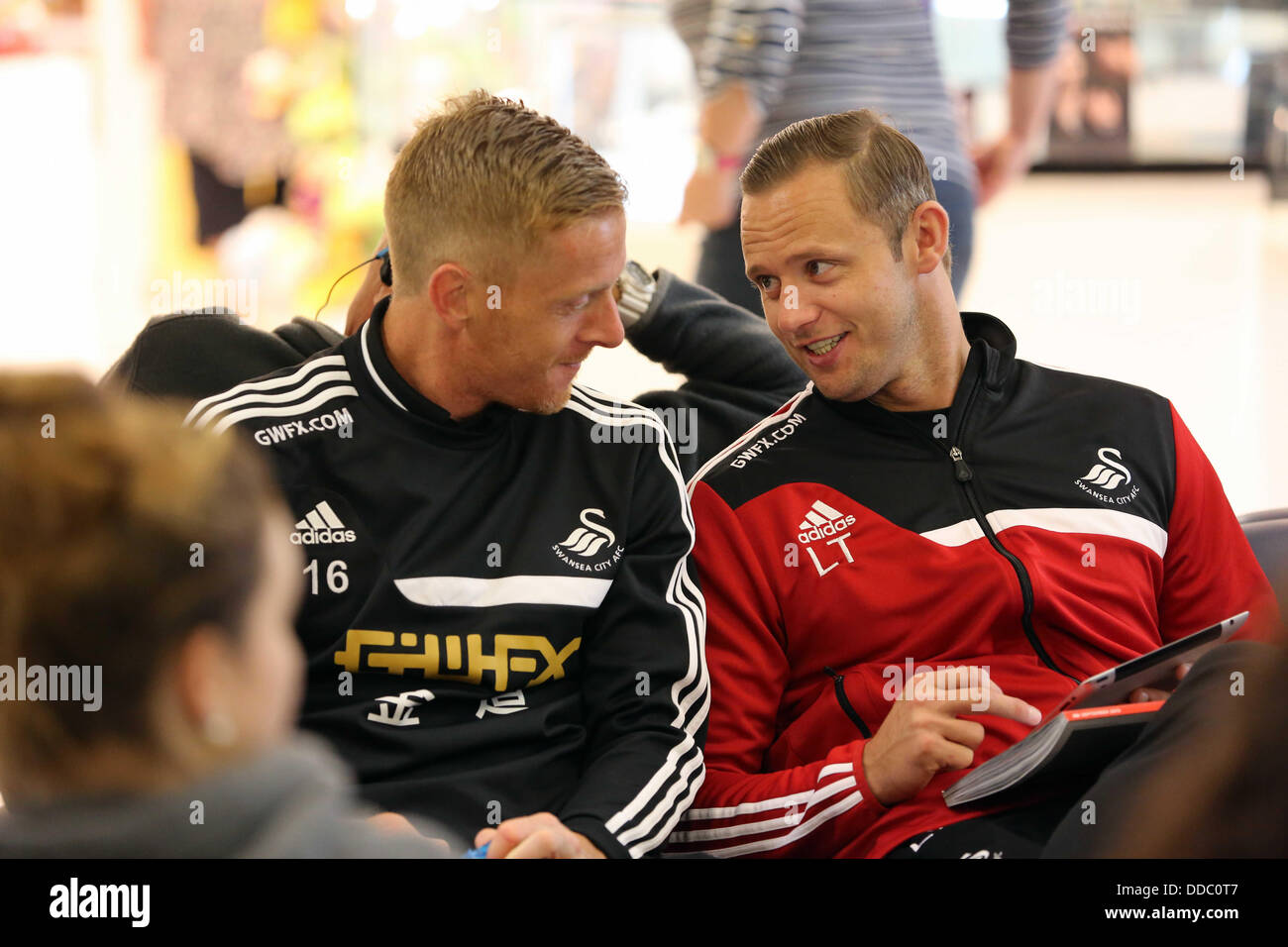 Cardiff, Regno Unito. Mercoledì 28 Agosto 2013 raffigurata L-R: Garry Monaco ed ex giocatore Lee Trundle presso l'aeroporto di Cardiff. Re: Swansea City FC giocatori e staff in rotta per la UEFA Europa League, play off round, seconda gamba, contro Petrolul Ploiesti in Romania. © D Legakis/Alamy Live News Foto Stock