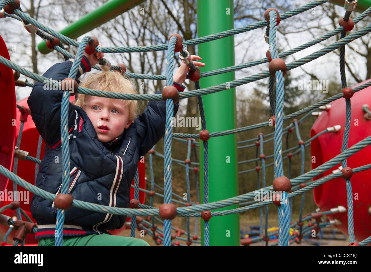 Giocare al parco giochi Foto Stock