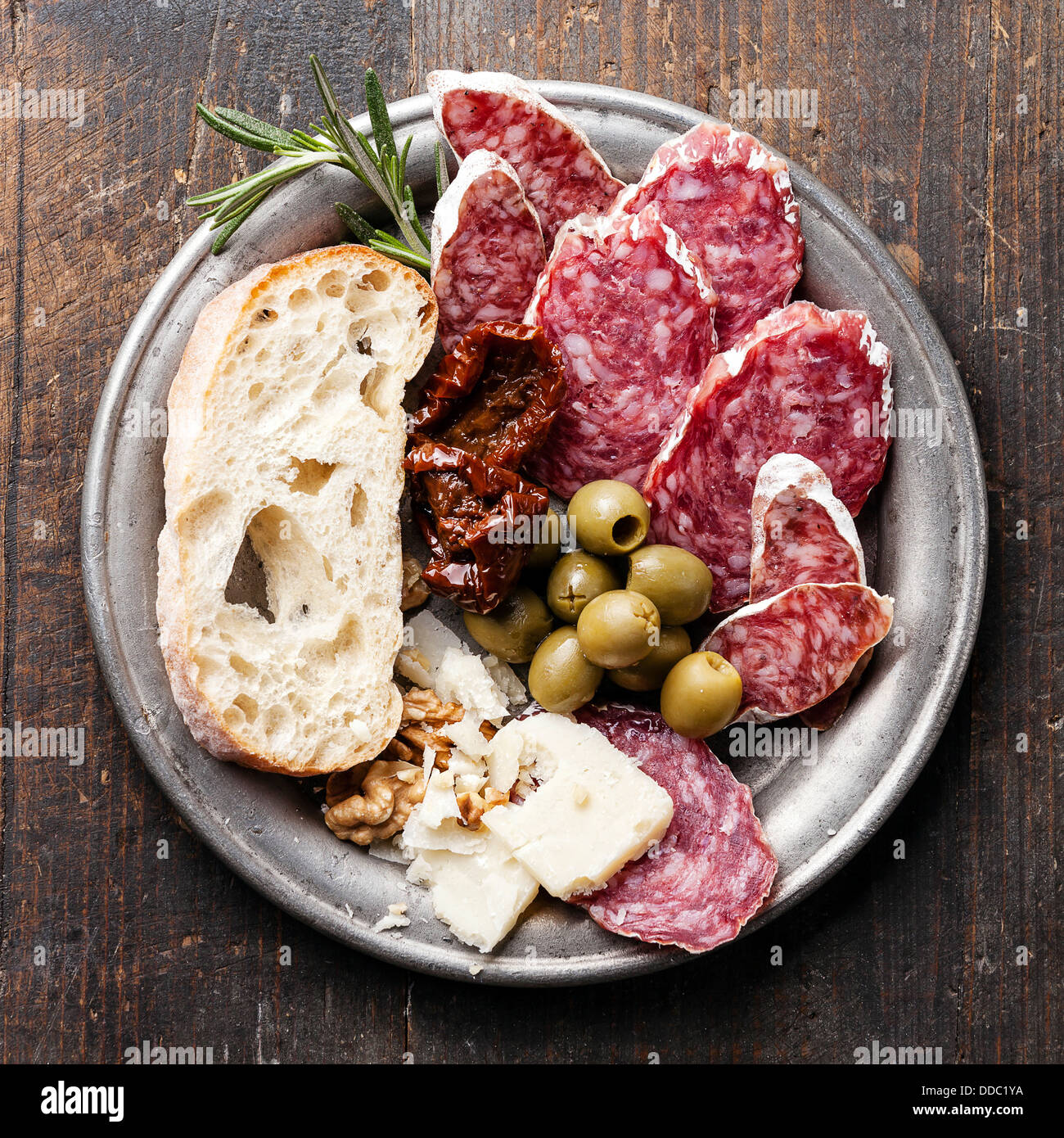 Salame con olive e ciabatta Foto Stock