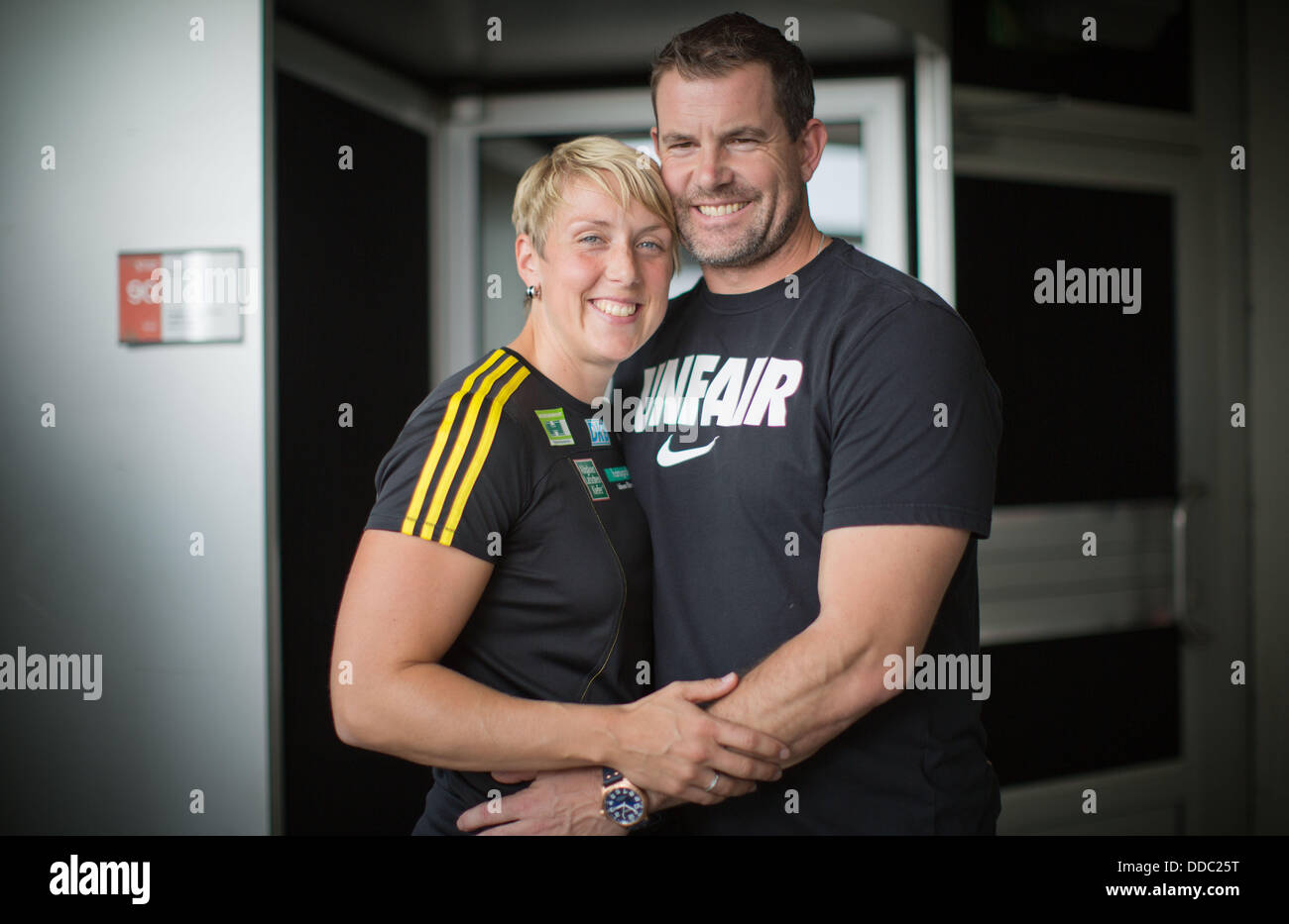 Javelin thrower Christina Obergföll e il suo partner e allenatore di Boris Henry pongono per la telecamera durante un evento stampa a Berlino, Germania, 30 agosto 2013. Foto: Michael Kappeler/dpa Foto Stock