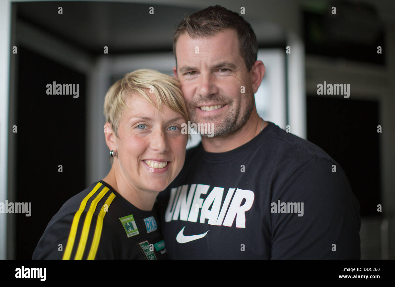Javelin thrower Christina Obergföll e il suo partner e allenatore di Boris Henry pongono per la telecamera durante un evento stampa a Berlino, Germania, 30 agosto 2013. Foto: Michael Kappeler/dpa Foto Stock