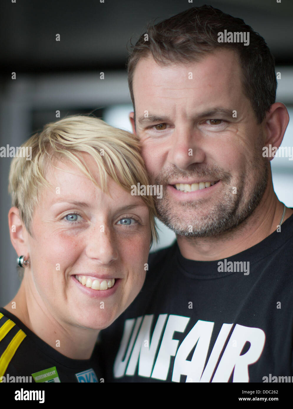 Javelin thrower Christina Obergföll e il suo partner e allenatore di Boris Henry pongono per la telecamera durante un evento stampa a Berlino, Germania, 30 agosto 2013. Foto: Michael Kappeler/dpa Foto Stock
