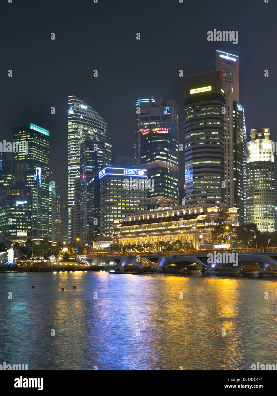 Dh Marina Bay DOWNTOWN CORE Serata di Singapore di notte le luci crepuscolo grattacielo skyline della città cityscape district Foto Stock