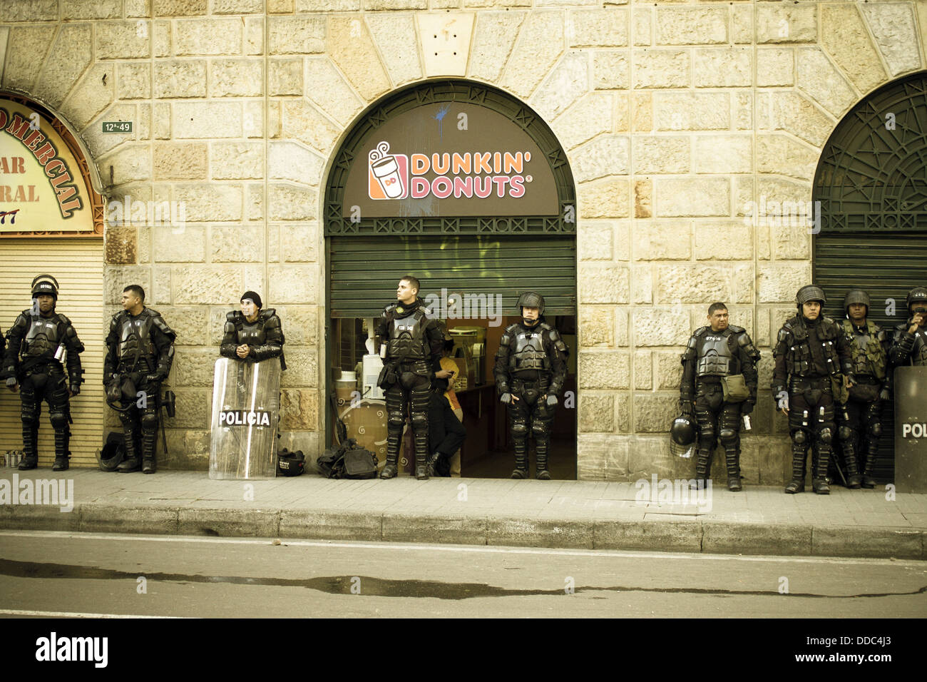 La polizia di attendere e proteggere Dunkin Donuts Foto Stock