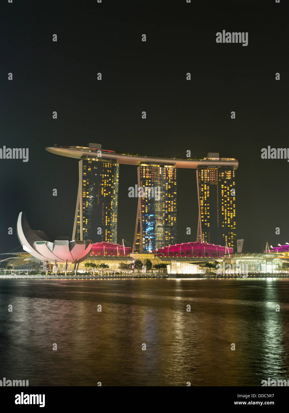 Dh Marina Bay DOWNTOWN CORE Serata di Singapore di notte le luci al Tramonto Marina Bay Sands Hotel alberghi skyline Foto Stock