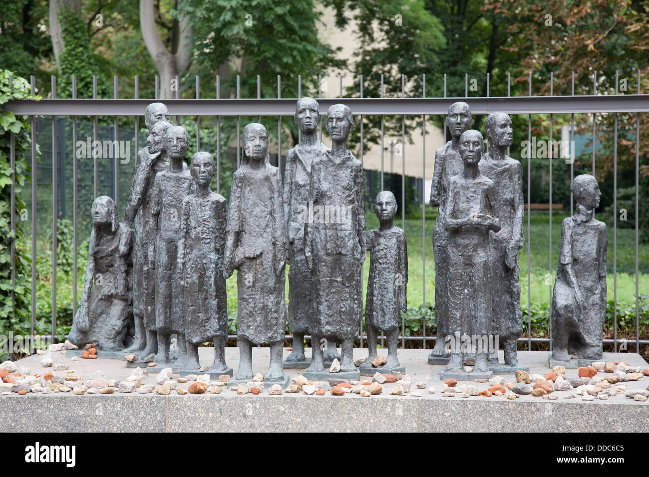 Ebrei vittime di guerra Memorial da Lammert al di fuori del Vecchio Cimitero Ebraico di Berlino, Germania Foto Stock