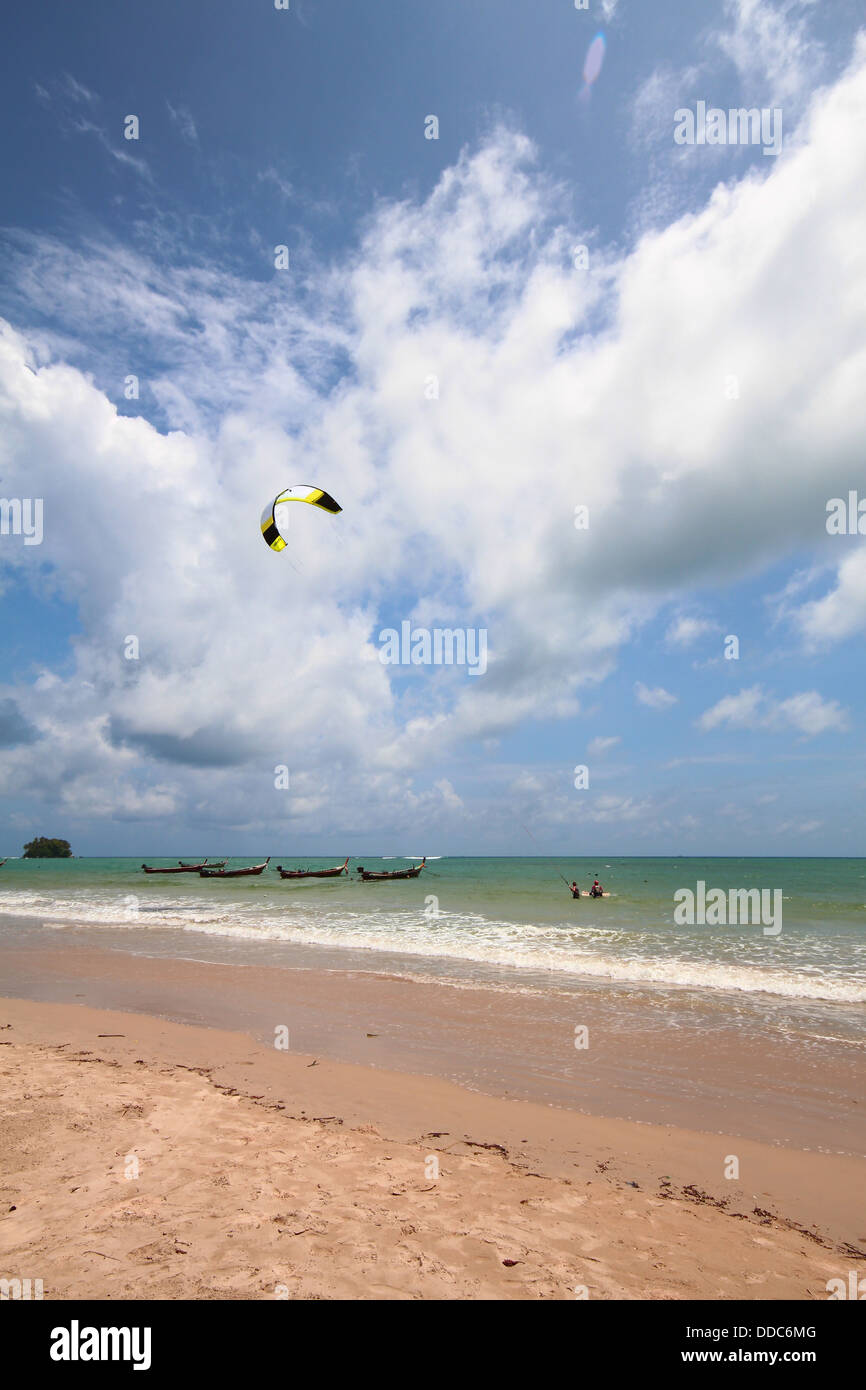 Il kite surf nel Mare delle Andamane, Nai Yang Beach, Phuket Thailandia Foto Stock