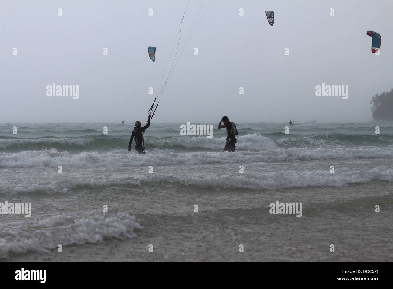 Il kite surf in una tempesta in mare delle Andamane, Nai Yang Beach, Phuket Thailandia Foto Stock