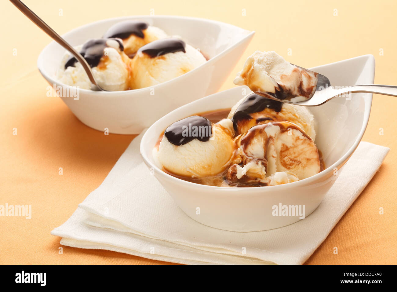 Gelato alla vaniglia con cioccolato scuro su sfondo di velluto Foto Stock