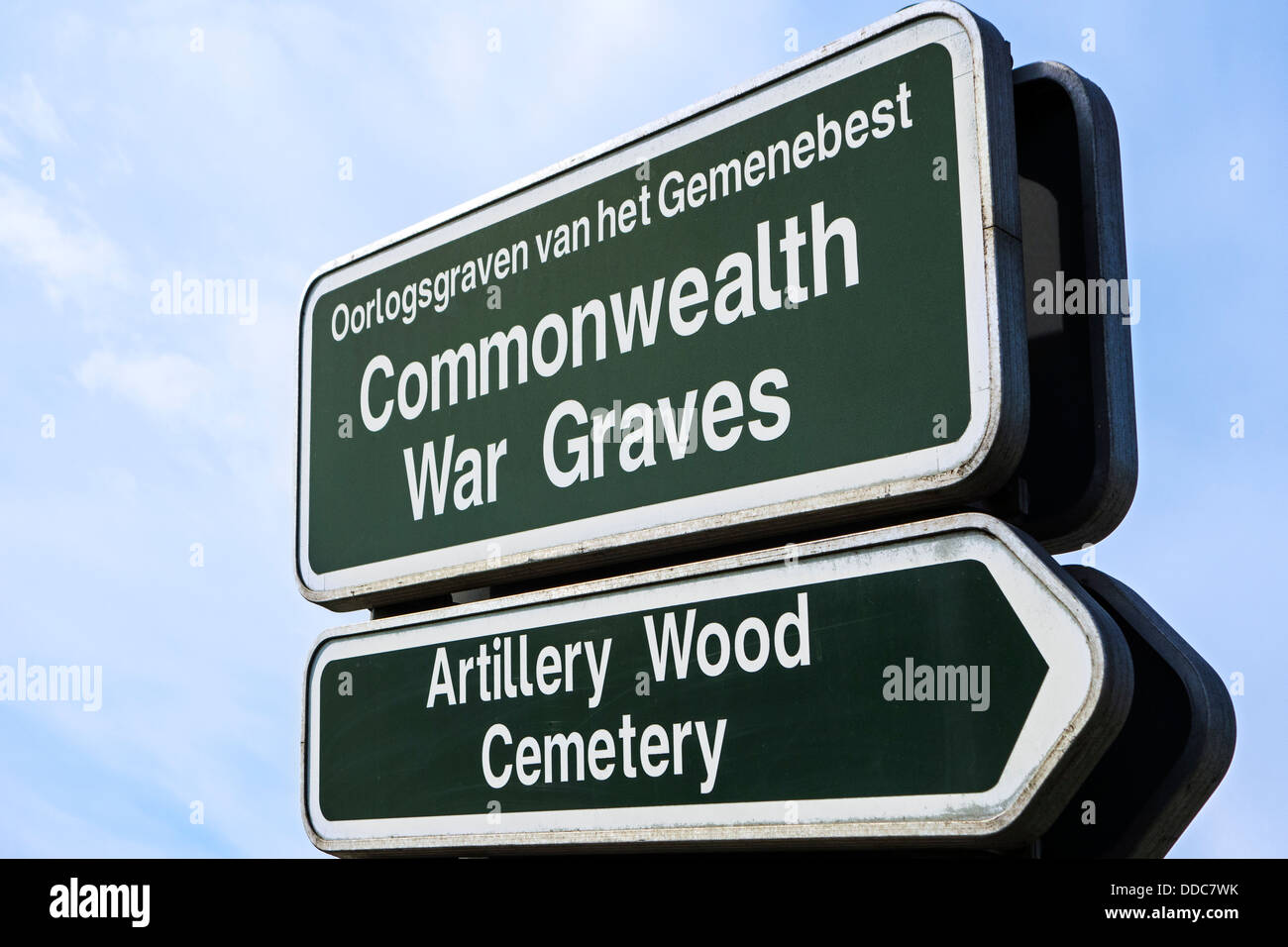Seguire le indicazioni per la prima guerra mondiale uno britannico cimitero militare di WW1 Commissione delle tombe di guerra del Commonwealth, Fiandre Occidentali, Belgio Foto Stock