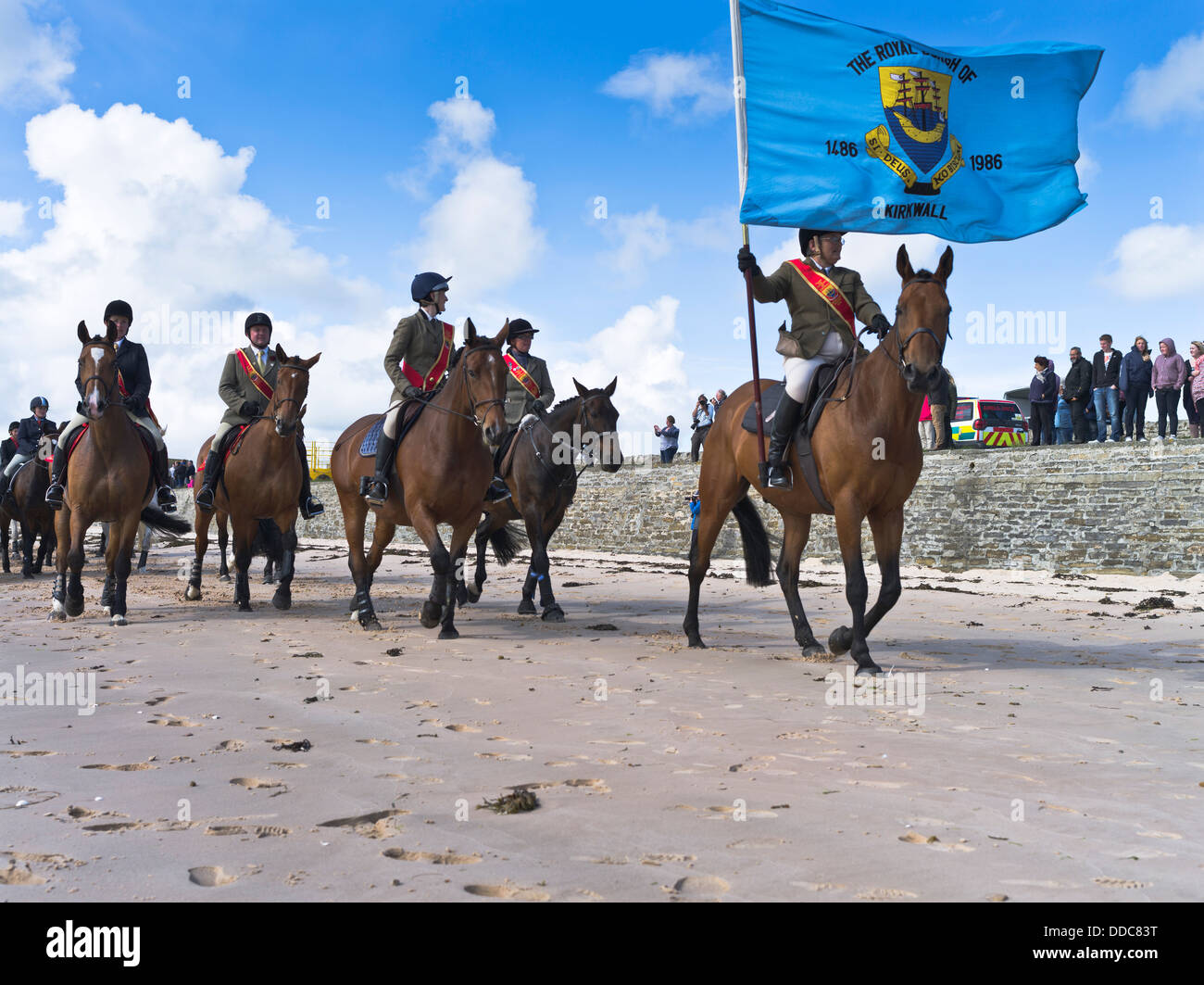 dh Scapa Beach SCAPA ORKNEY Riding of the Marches cavalli Royal burgh of Kirkwall bandiera persone orkneys isole Foto Stock