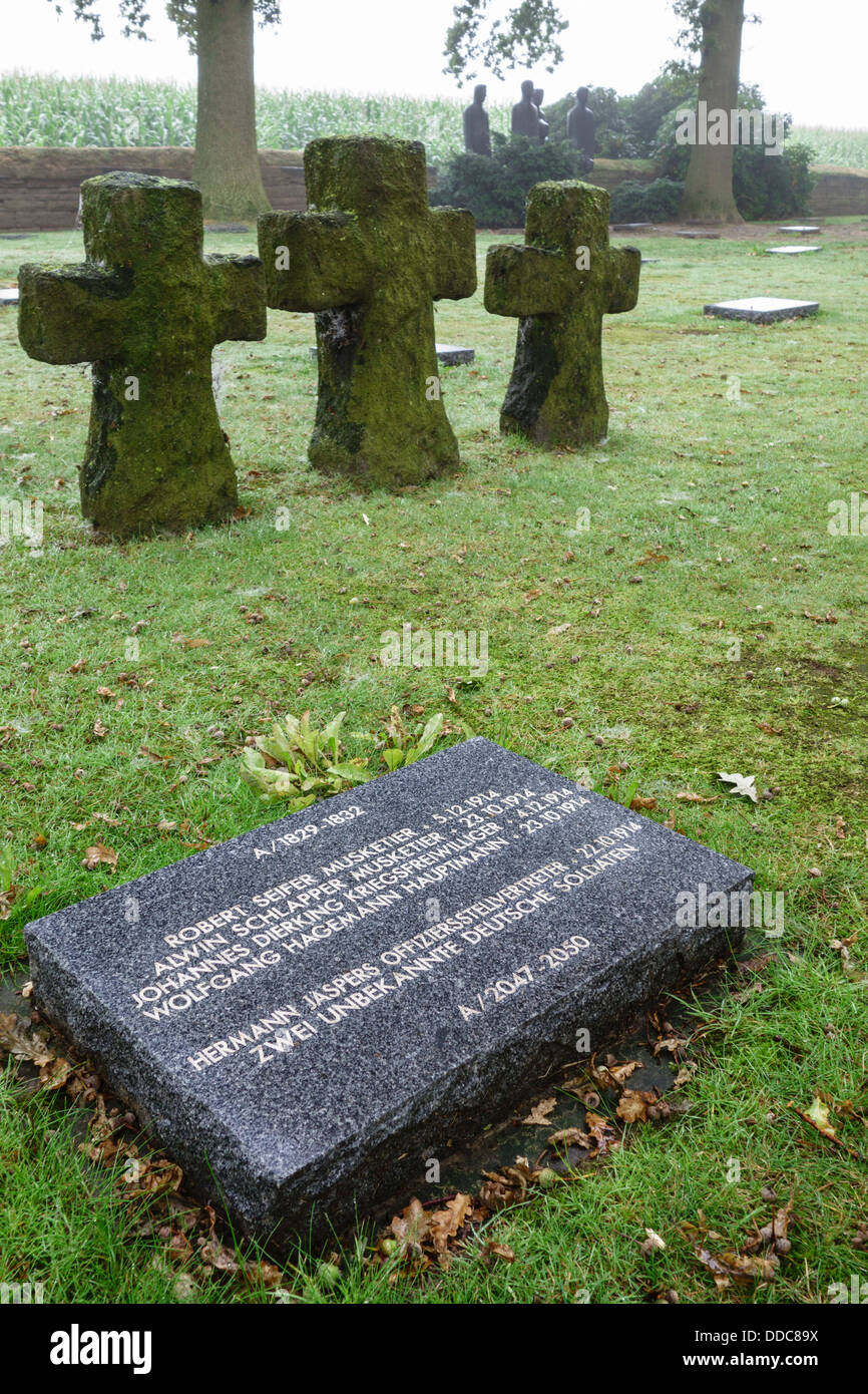 Pietra tombale alla prima guerra mondiale un cimitero militare Deutscher Soldatenfriedhof Langemark / Studentenfriedhof, Fiandre, in Belgio Foto Stock