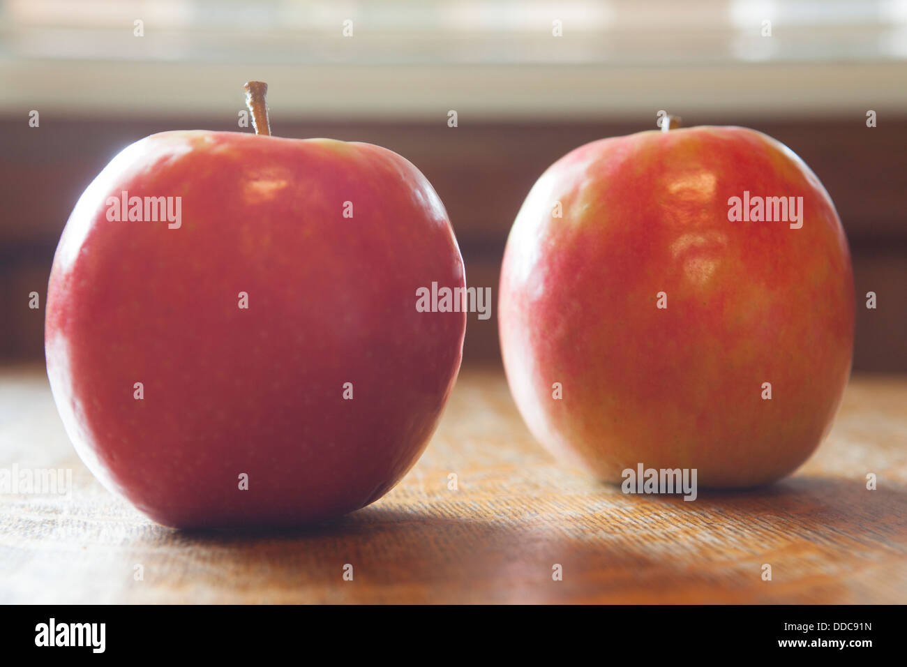 Pink Lady Apple su un tavolo di legno Foto Stock