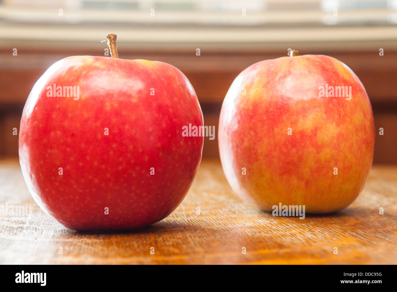Pink Lady Apple su un tavolo di legno Foto Stock