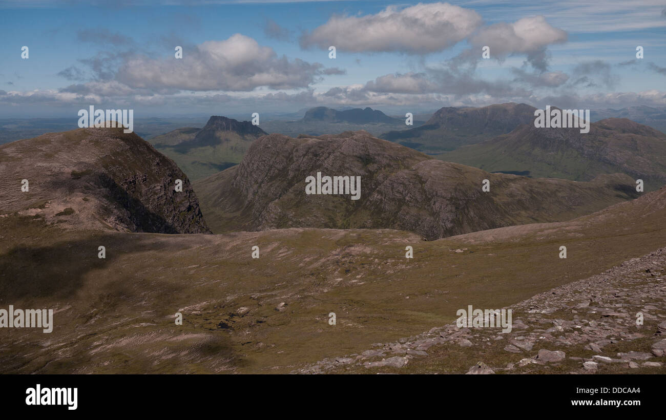 Vista nord da Ben Mor Coigach alle magnifiche montagne di Assynt, Highlands scozzesi UK Foto Stock