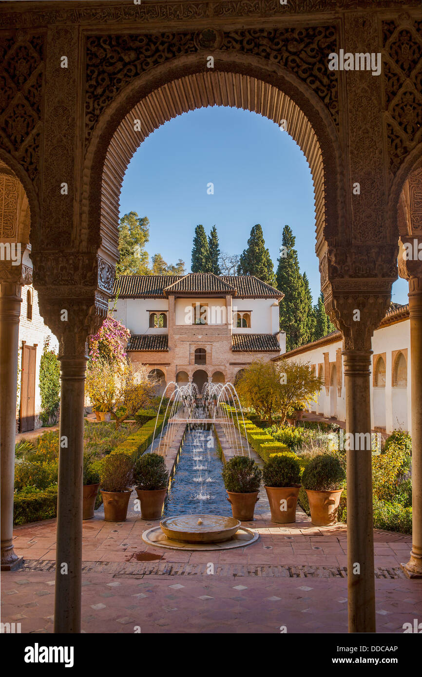 Patio de la Acequia (cortile del fosso di irrigazione). El Generalife. La Alhambra. Granada. Andalusia Foto Stock
