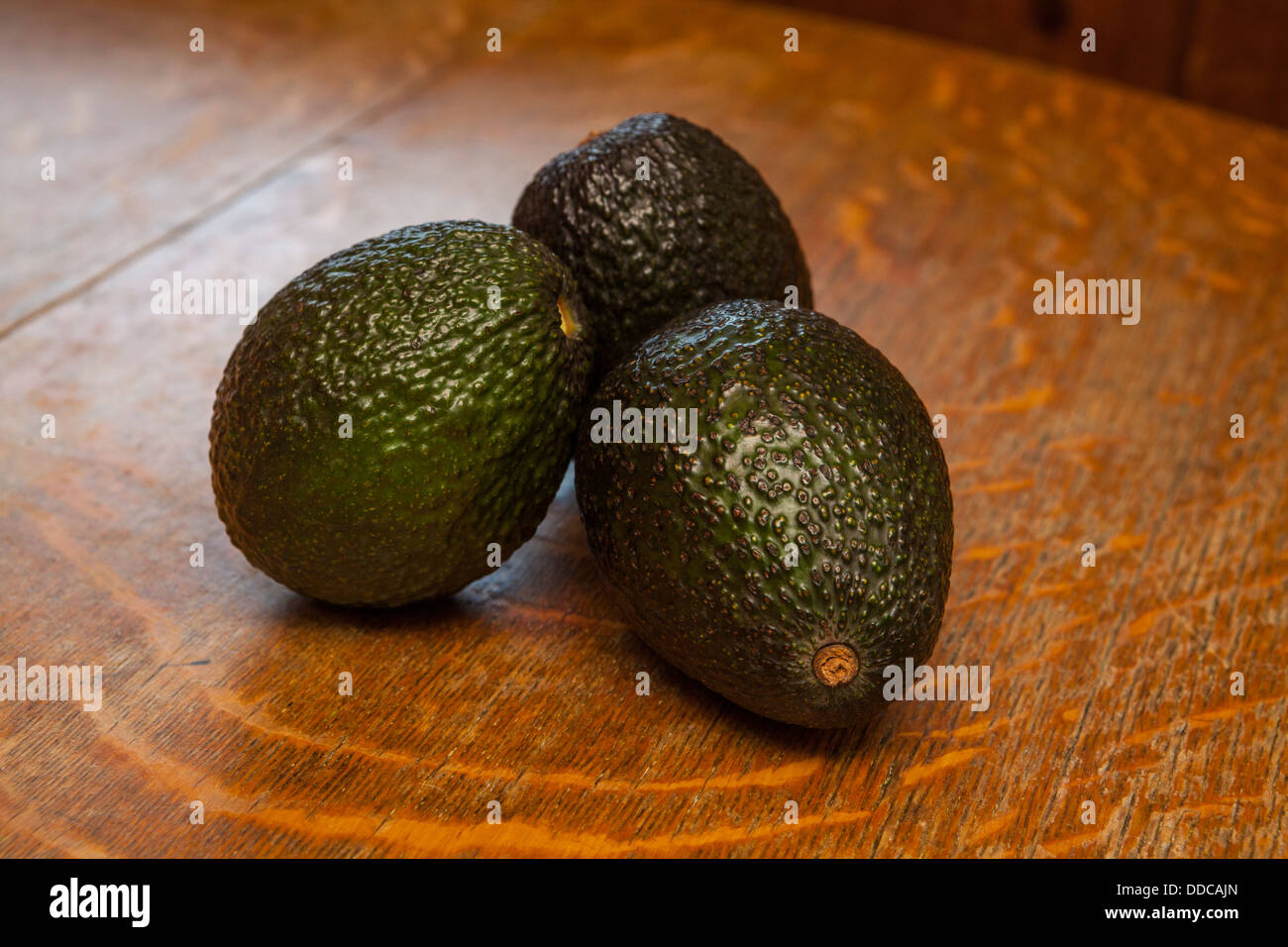 Avocadi Hass su un vecchio tavolo in legno Foto Stock