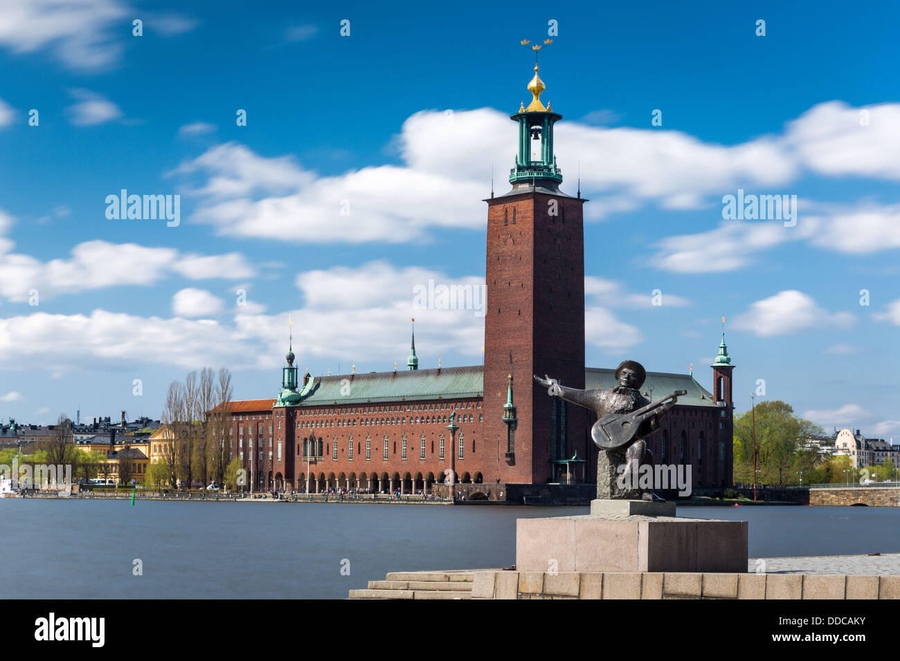 Evert Taube statua che si trova nella parte anteriore del stadshus Stoccolma Foto Stock