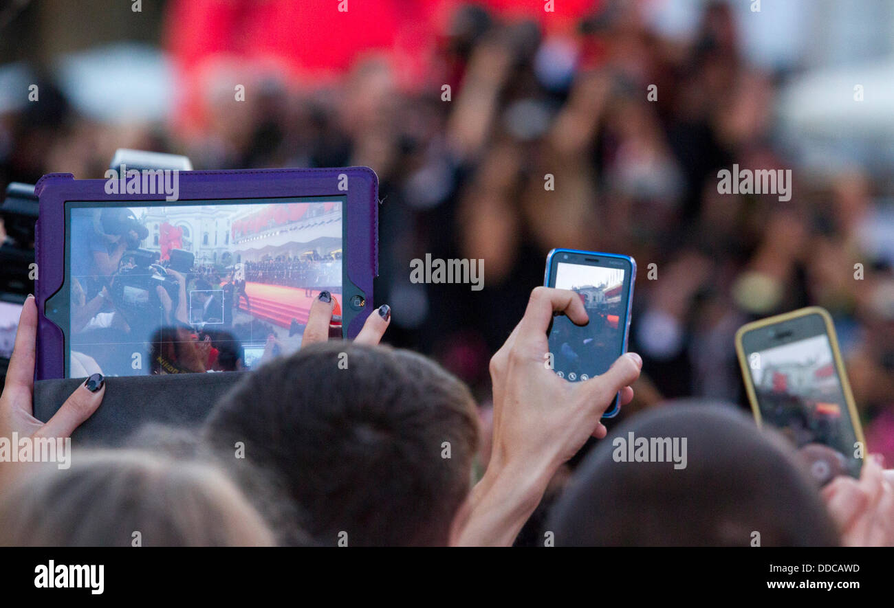 NICOLAS CAGE FAN scattare foto con telefoni & IPAD JOE PREMIERE
70ESIMO FESTIVAL DEL CINEMA DI VENEZIA LIDO Venezia Italia 30 Agosto 201 Foto Stock