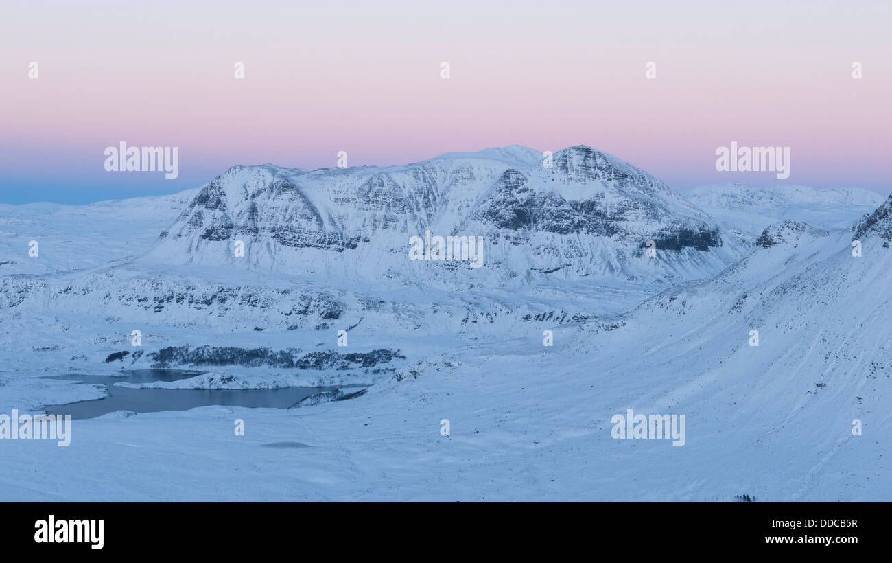 La vista verso la neve- coperto Cul Mor da Sgorr Tuath con splendida post colori del tramonto, Highlands scozzesi, Scotland Regno Unito Foto Stock
