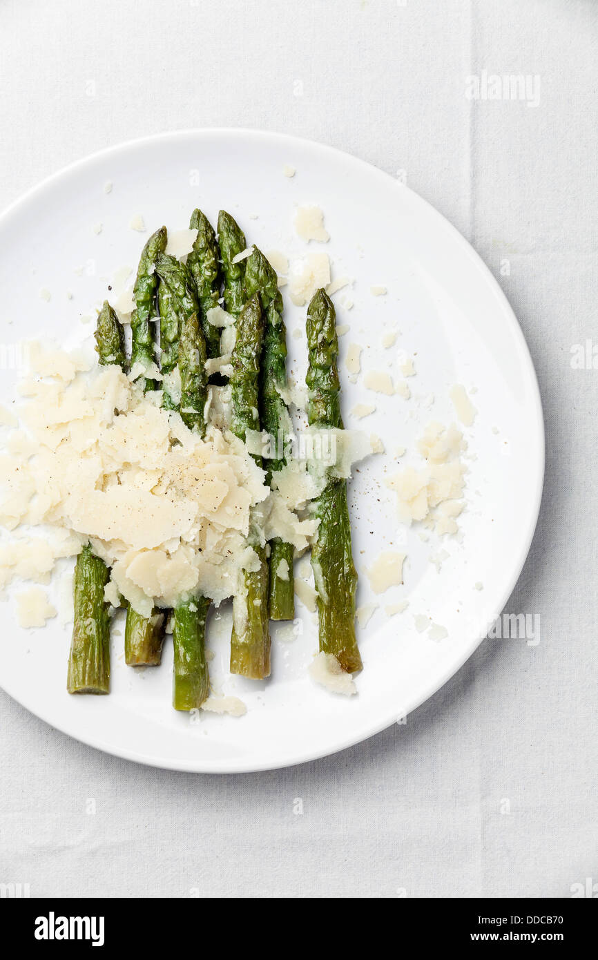 Asparagi con parmigiano su sfondo bianco Foto Stock