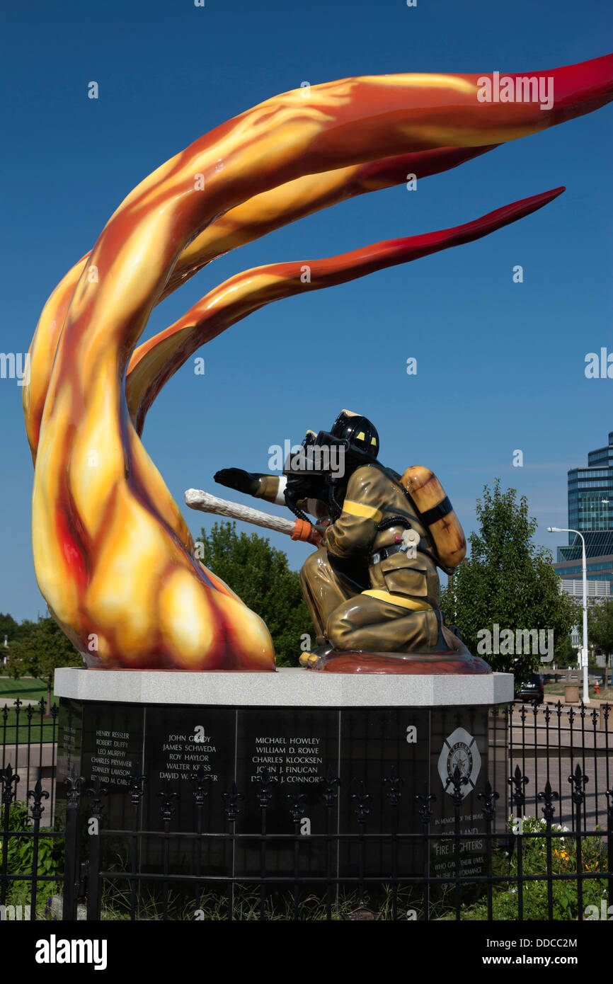 Vigili del fuoco caduti MEMORIAL (©LUIS JEMENEZ 2007) downtown Cleveland Ohio USA Foto Stock