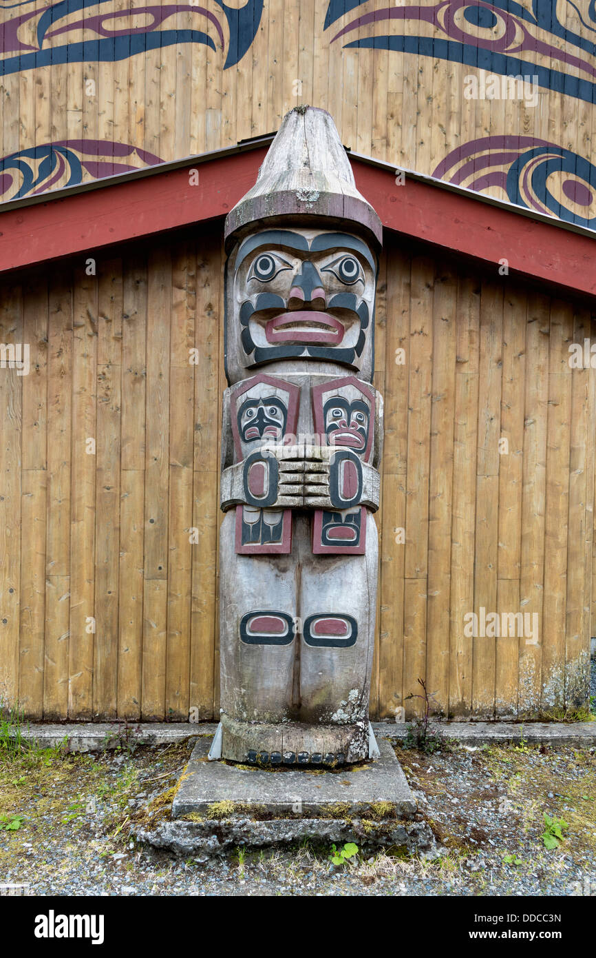 Accogliendo la figura nella parte anteriore del Klemtu grande casa, truffa Isola, British Columbia Foto Stock