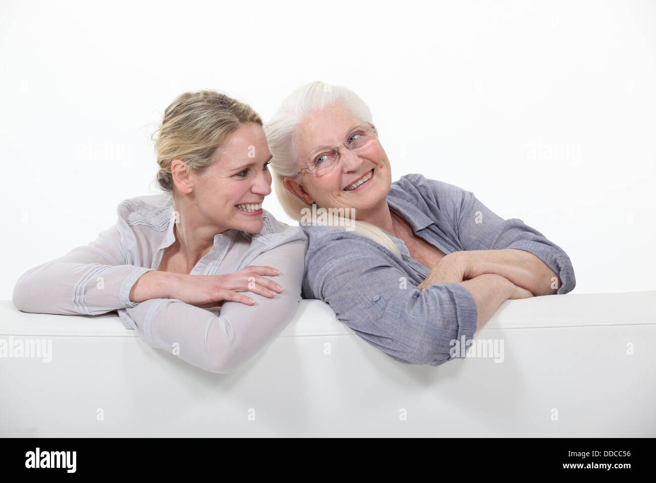 Due donne su un divano bianco Foto Stock