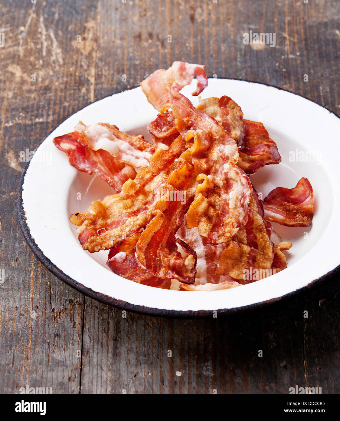 Croccante di pancetta fritta su piastra Foto Stock